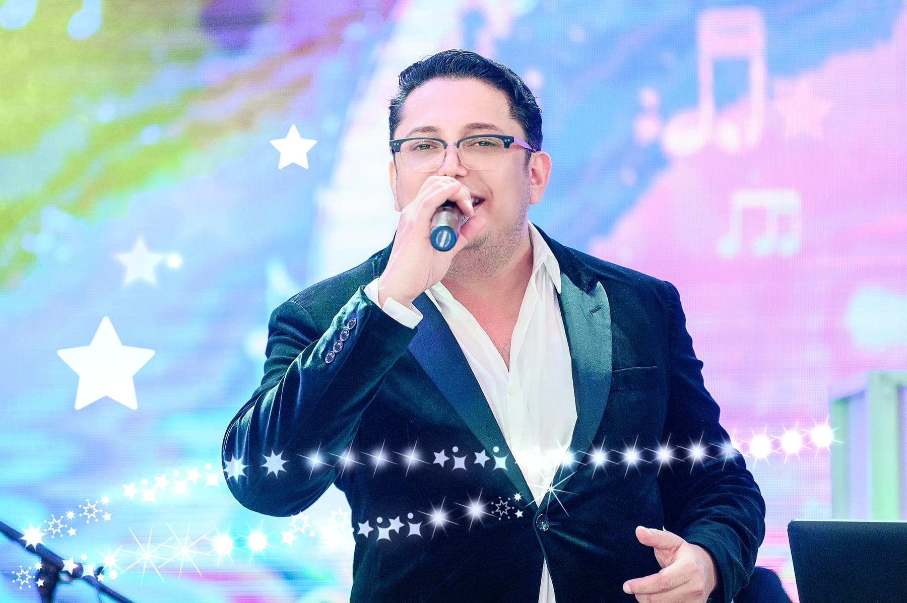Lazar singing into a microphone on stage
